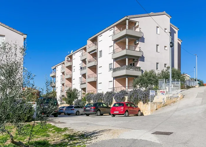 With Parking Space - 23910 Τρογκίρ