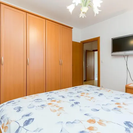 With Parking Space - 23910 Trogir
